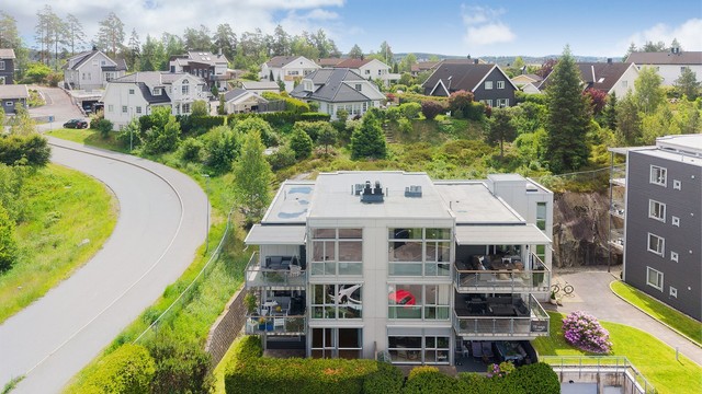 Eiendommen ligger i et etablert og barnevennlig boligområde, på Oppegård.