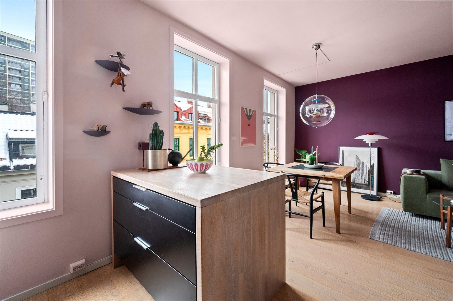 Med en romslig kjøkkenøy får du ekstra arbeids- og oppbevaringsplass, samtidig som det fungerer som en naturlig romdeler.