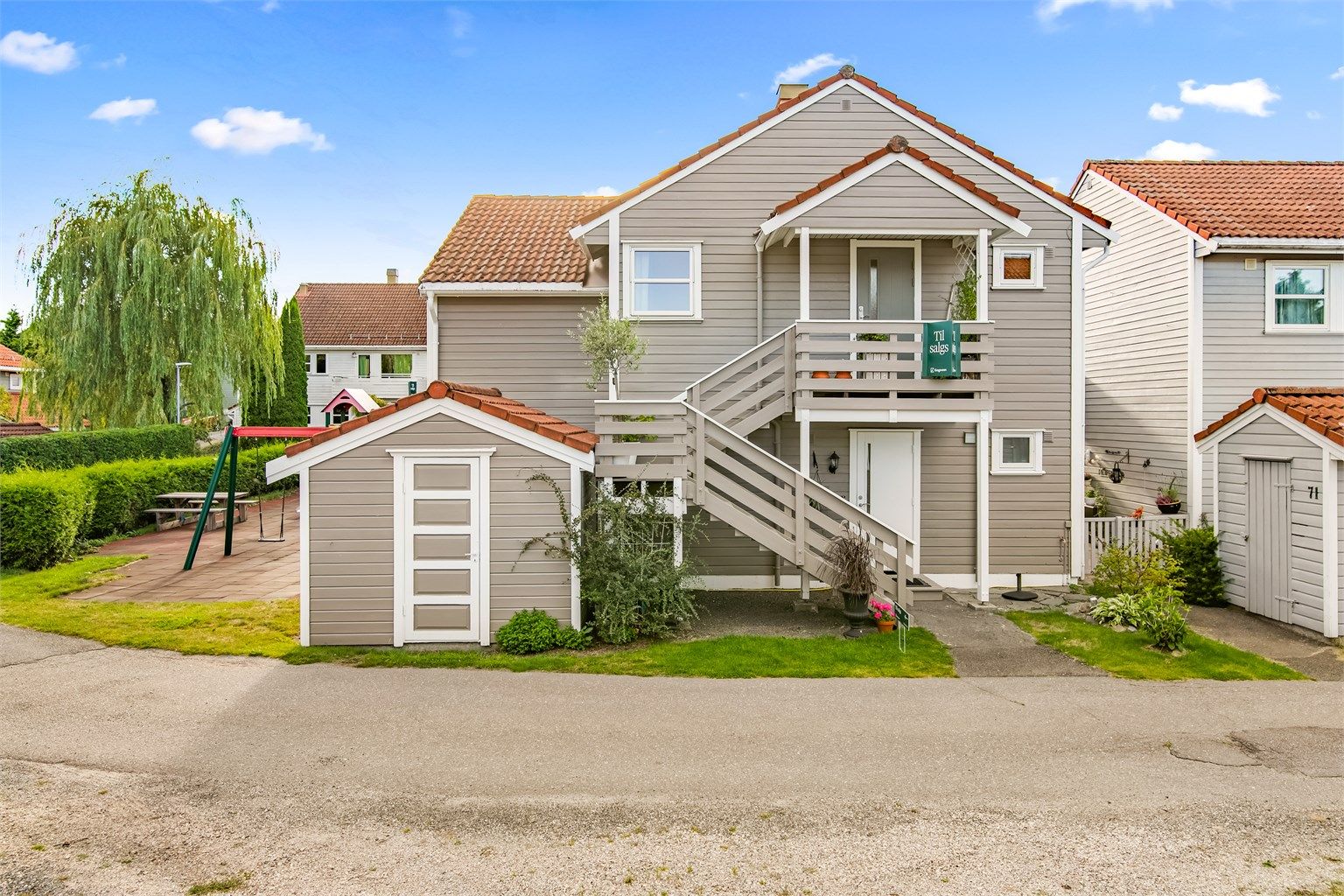 Til venstre i bildet er det frittstående bod, som er sammen med 1.etasje.