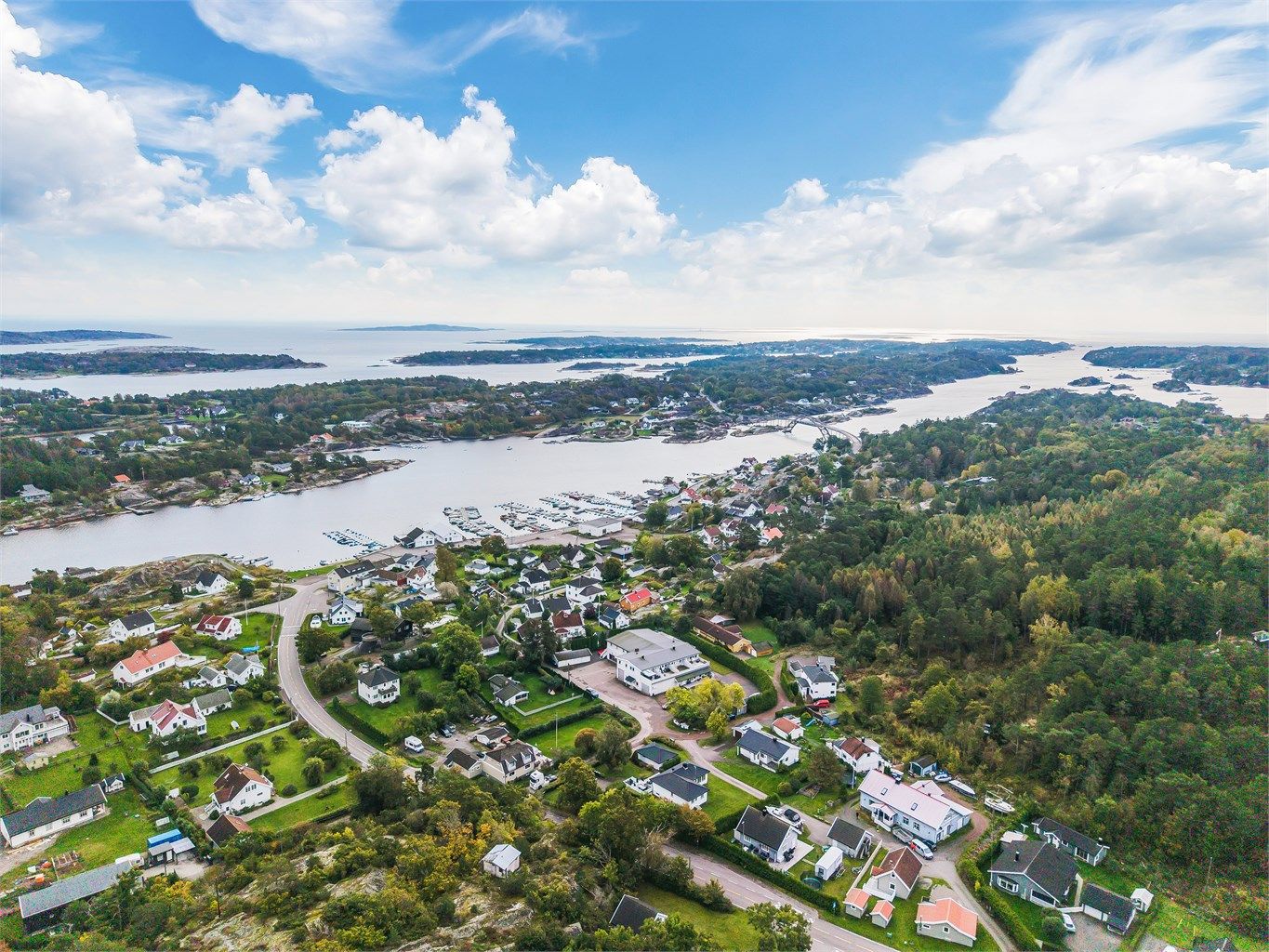 Eiendommen ligger på en solrik tomt på 766 kvm, med god plass til både lek, hage og koselig uteplass. (Kristian Bollæren/Fotofinish).