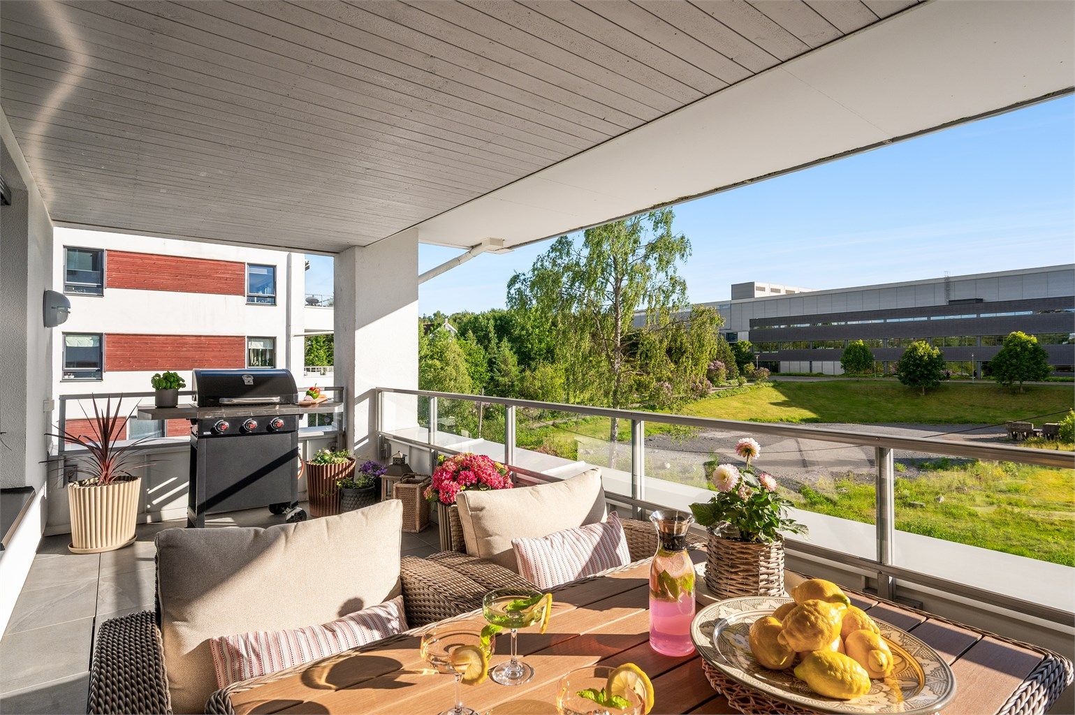 Sydvestvendt balkong på ca. 13 m². Gulv med fliser. Rekkverk i mur/betongkonstruksjoner med beslag og glassfelt.
