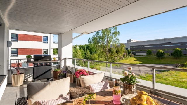 Sydvestvendt balkong på ca. 13 m². Gulv med fliser. Rekkverk i mur/betongkonstruksjoner med beslag og glassfelt.