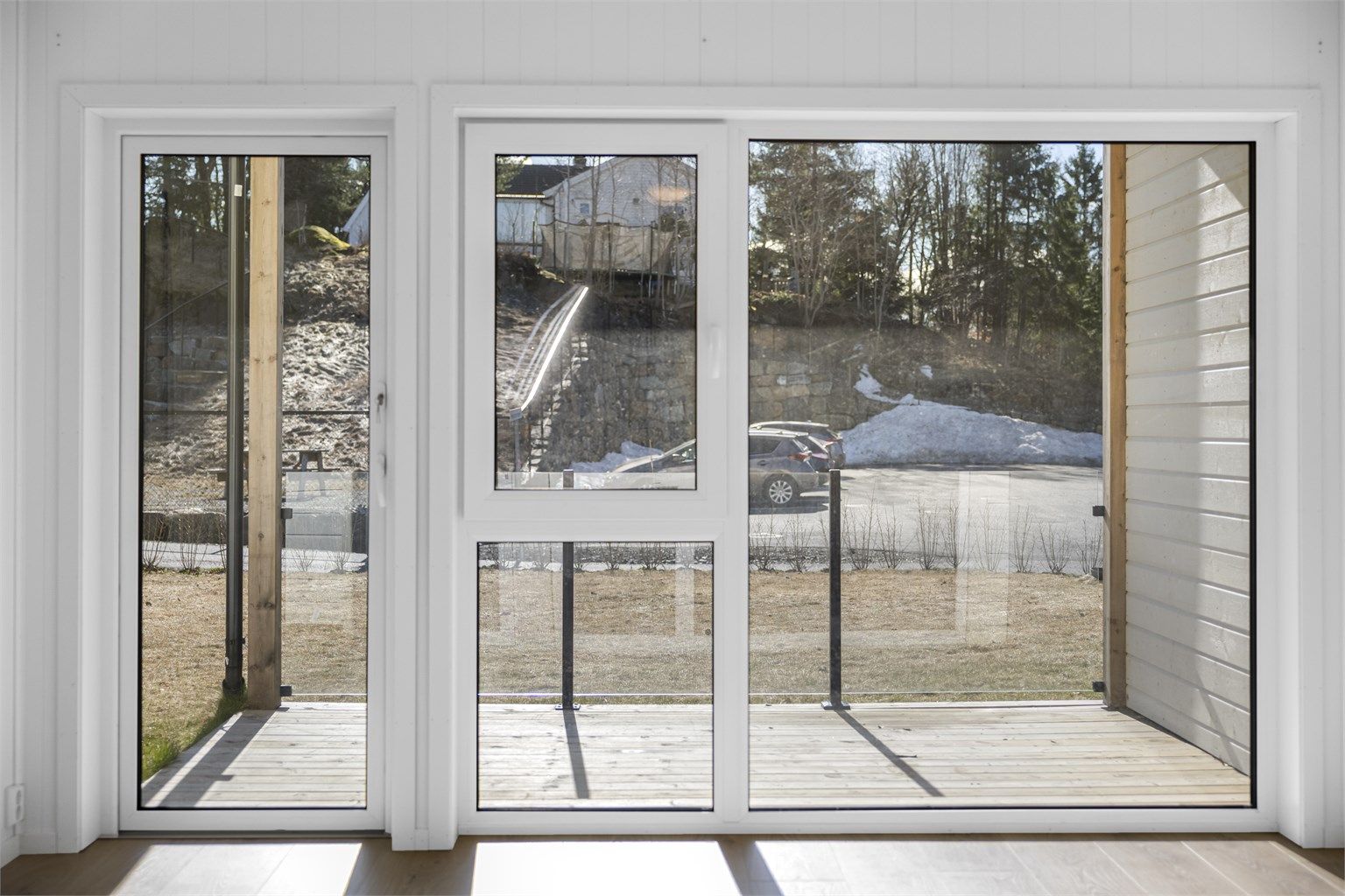 Store vindusflater og dør i PVC med 3-lags glass slipper inn rikelig med lys.