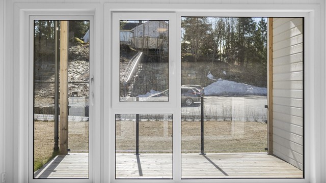 Store vindusflater og dør i PVC med 3-lags glass slipper inn rikelig med lys.