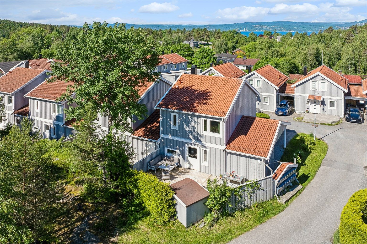 Attraktiv beliggenhet med gangavstand til skole, barnehager, marka, badestrand, idrett og dagligvare samt off. transport. 