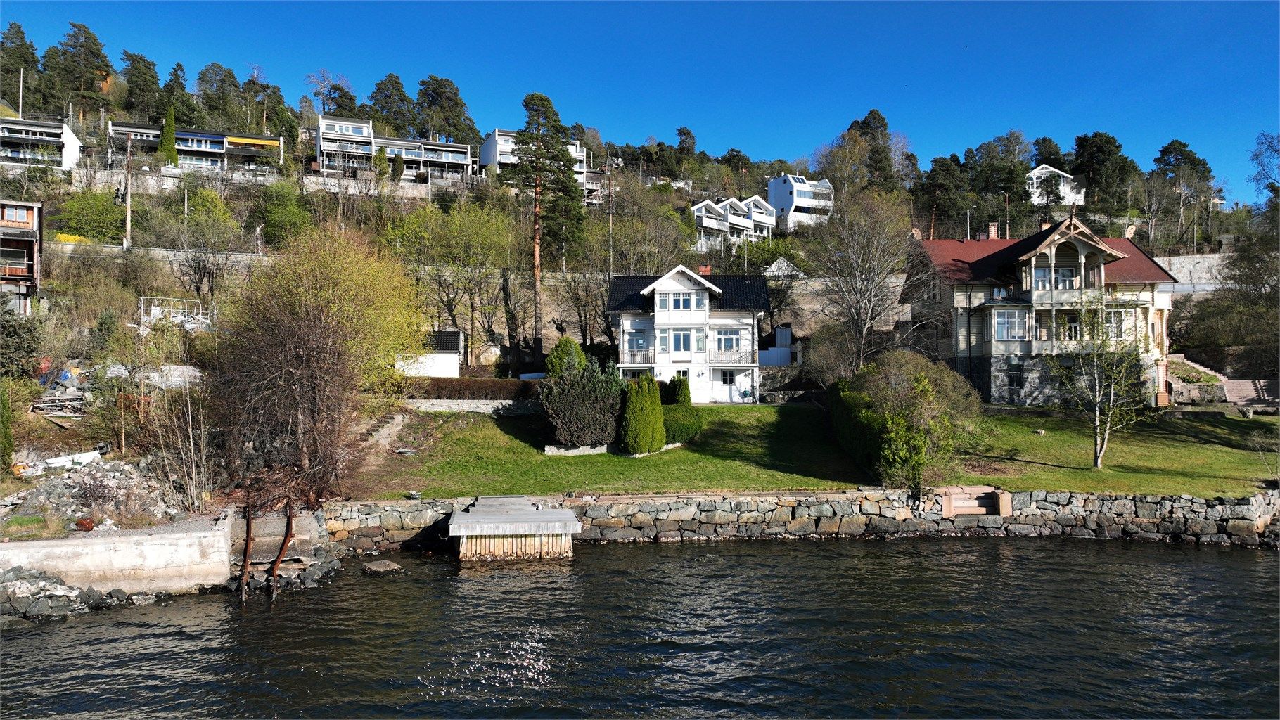 Velkommen til Mosseveien 221! En klassisk enebolig med en sjelden beliggenhet i første rekke mot Oslofjorden og panoramautsikt over vannet.