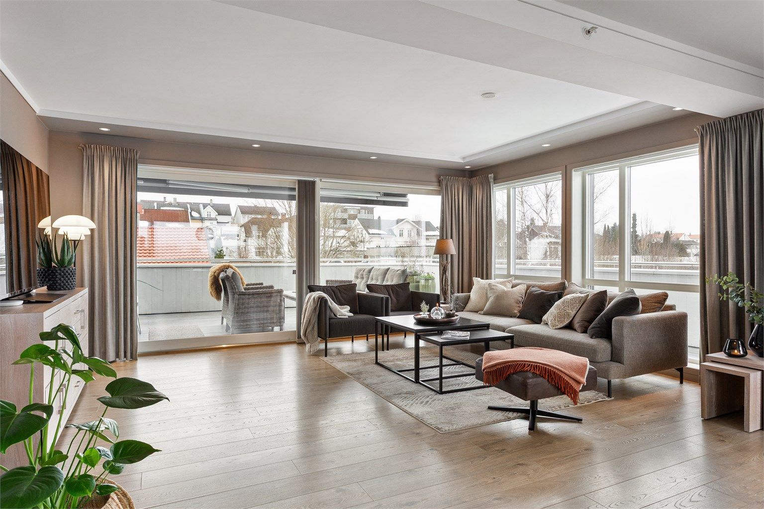 Utgang fra stuen til uteplass på stor og flott balkong