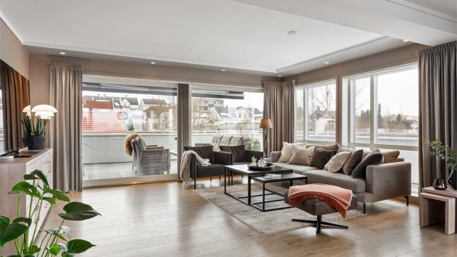 Utgang fra stuen til uteplass på stor og flott balkong