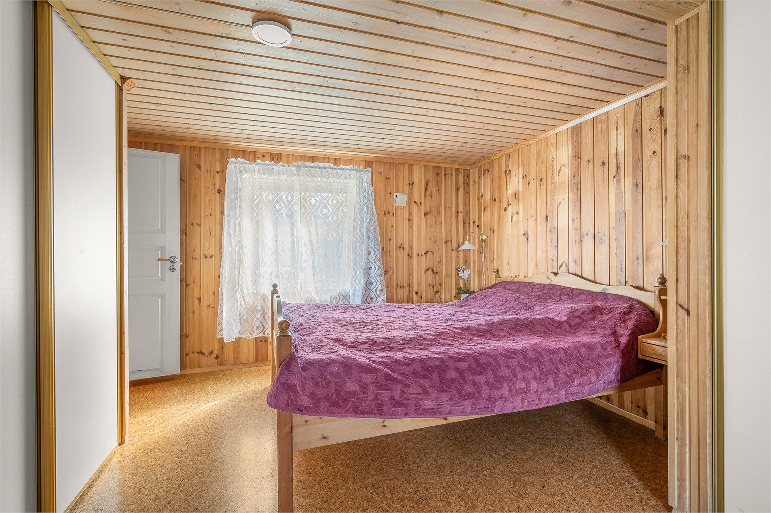 Soverom av god størrelse med god plass til dobbeltseng, nattbord og garderobeløsning.