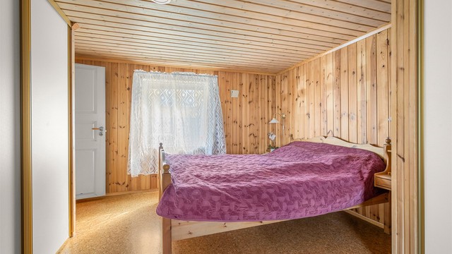 Soverom av god størrelse med god plass til dobbeltseng, nattbord og garderobeløsning.