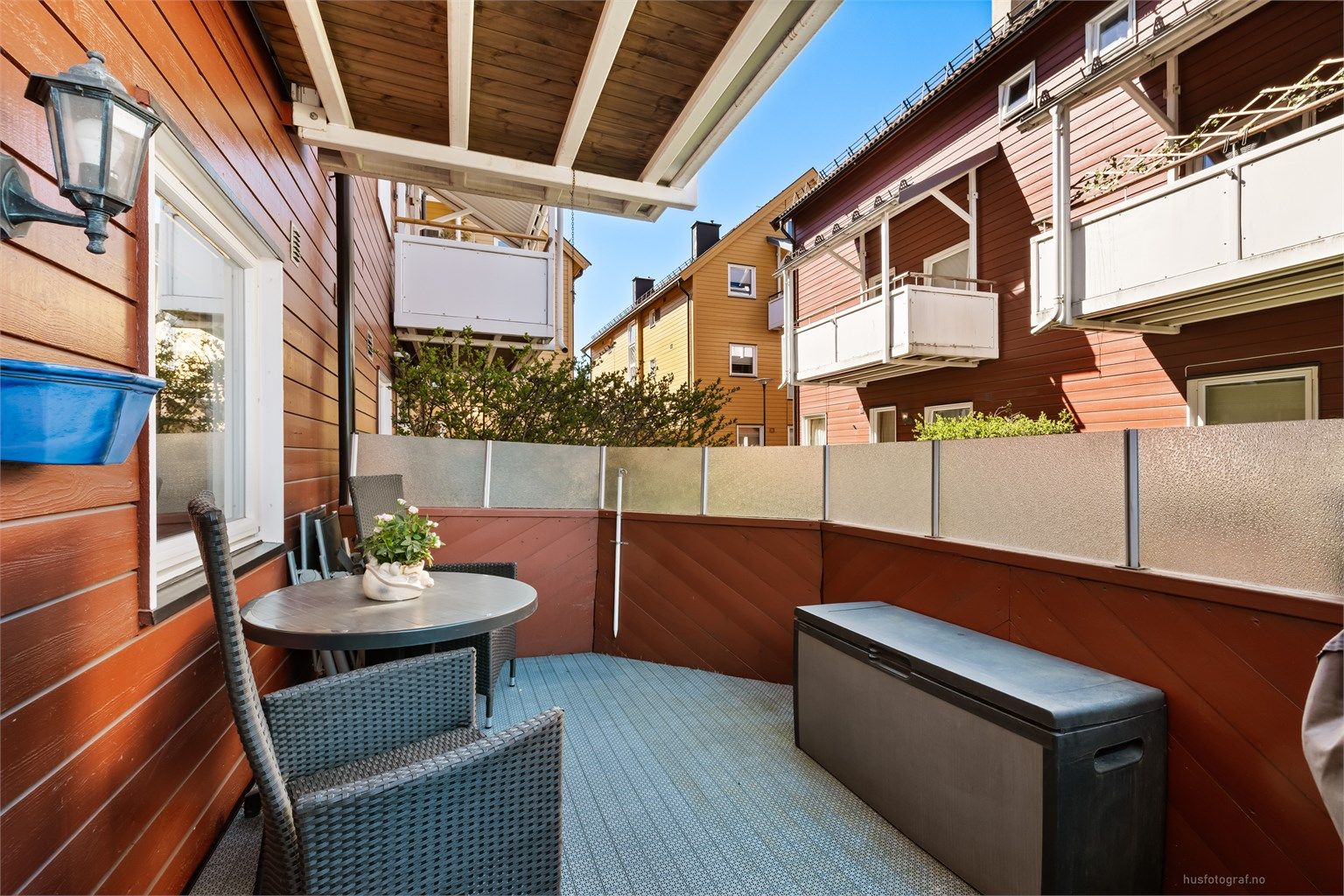 Fra stuen er det direkte utgang til en markterrasse på 10 m².