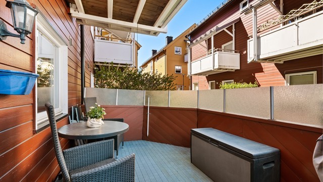 Fra stuen er det direkte utgang til en markterrasse på 10 m².