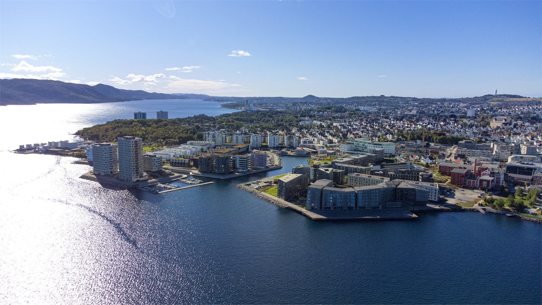 Leiligheten er beliggende flott til i sjøkanten på nedsiden av Storhaug, like ved Tou scene, hvor man også finner man også en herlig park i tillegg til sjø- og badeliv. 