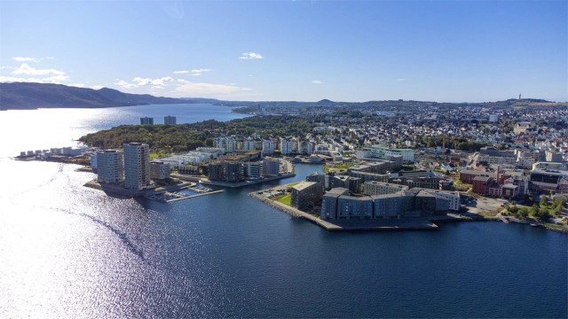 Leiligheten er beliggende flott til i sjøkanten på nedsiden av Storhaug, like ved Tou scene, hvor man også finner man også en herlig park i tillegg til sjø- og badeliv.