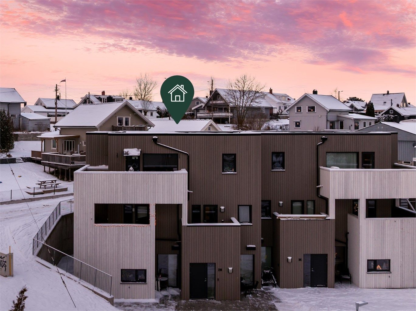 Tomteveien 2E presenteres av Kenneth Graarud Olsen i Krogsveen. Fotograf; Kristoffer Kristiansen.