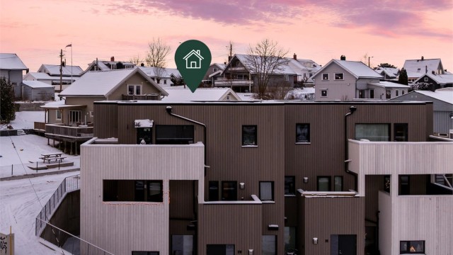 Tomteveien 2E presenteres av Kenneth Graarud Olsen i Krogsveen. Fotograf; Kristoffer Kristiansen.