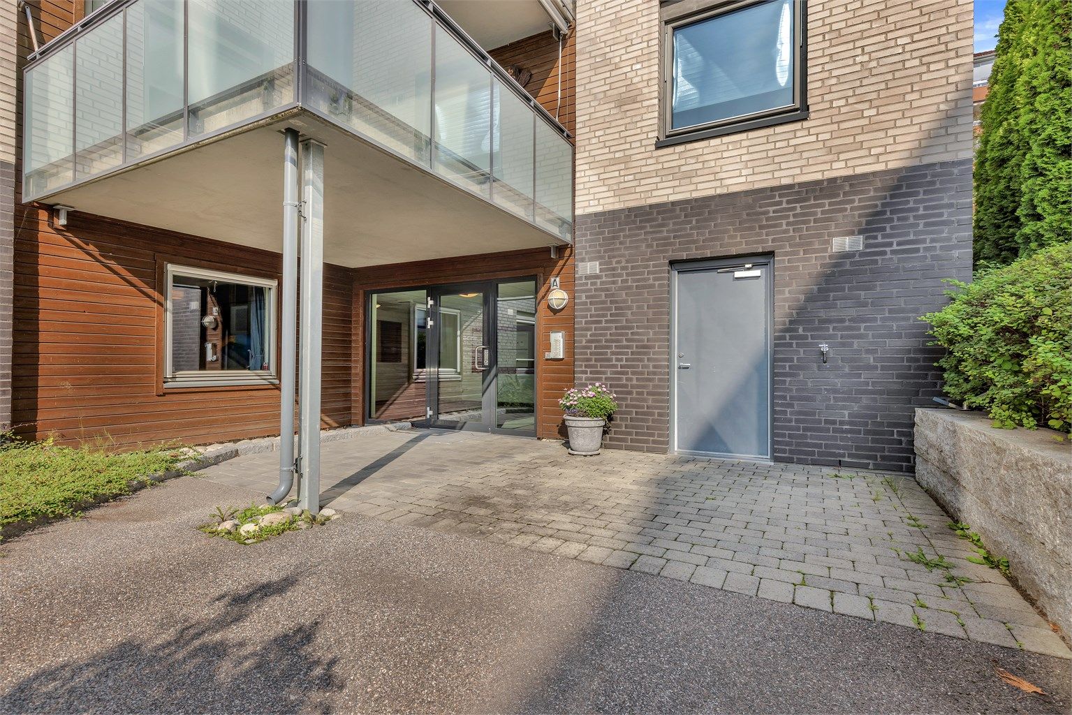 Inngangsparti til Oppgang A ligger skjermet fra trafikk og støy.