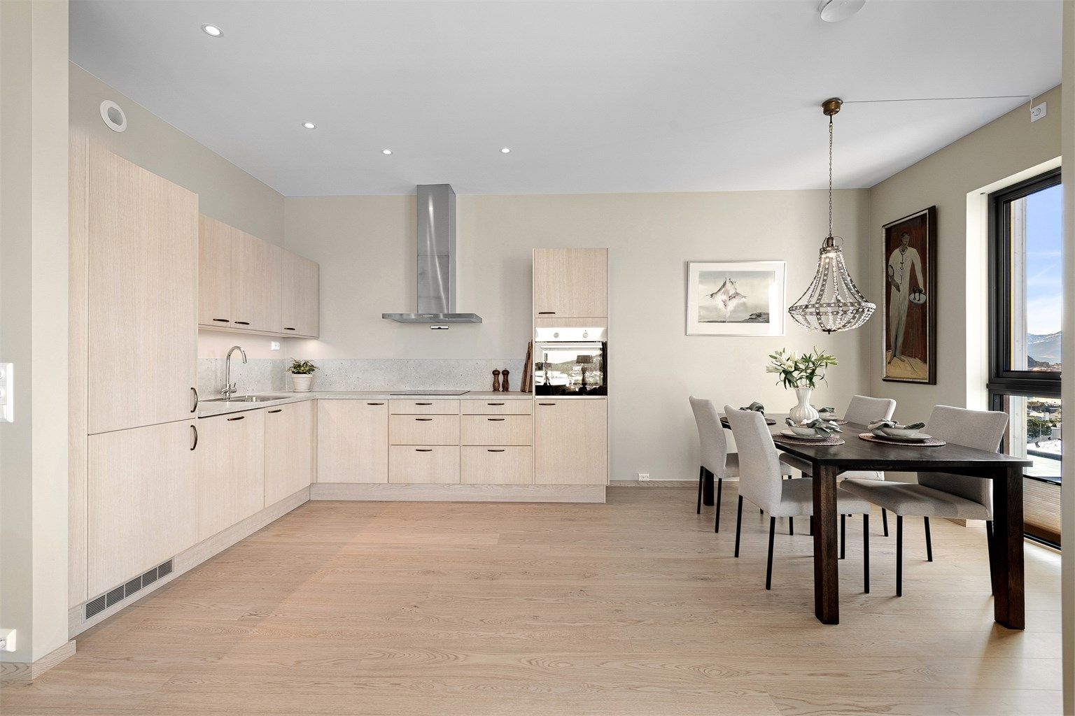 Kjøkkeninnredning fra Sigdal med glatte fronter og god skap- og benkeplass