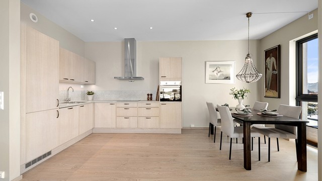 Kjøkkeninnredning fra Sigdal med glatte fronter og god skap- og benkeplass