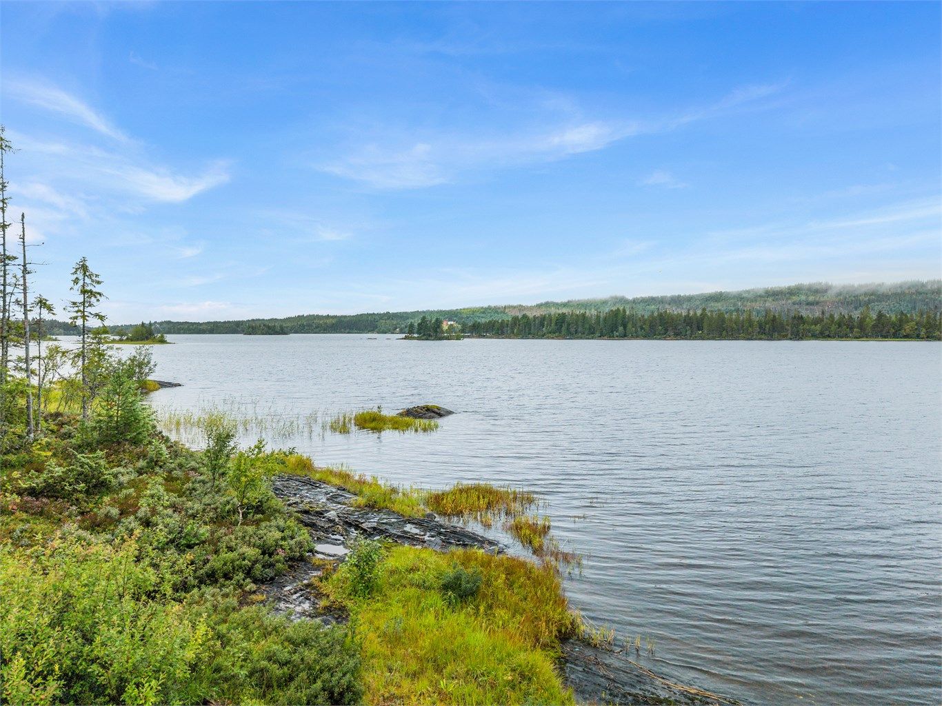 Nærområdet byr på flotte natur og friluftsopplevelser, med vann, skog og variert terreng rett utenfor eiendommen.
