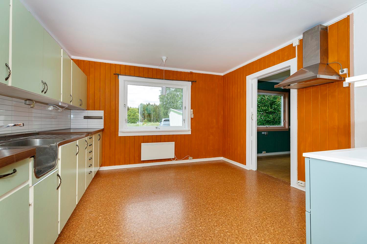 Boligen har et romslig kjøkken med plass til sitteplass.