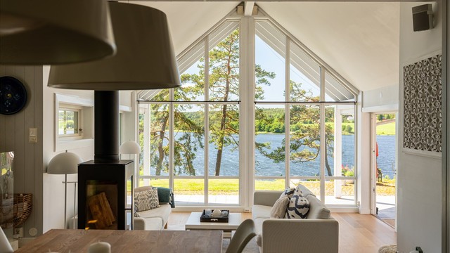 Kilen med det grønne landskapet omkring danner et naturskjønt skue som sees like godt fra spisebordet.