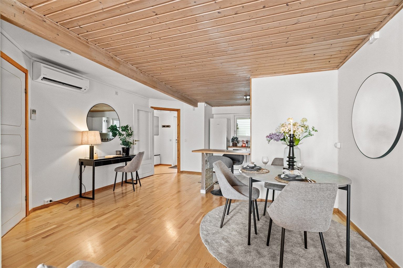 Leiligheten er utstyrt med en luft-til-luft varmepumpe for effektiv oppvarming.