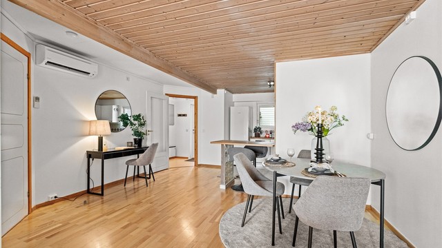 Leiligheten er utstyrt med en luft-til-luft varmepumpe for effektiv oppvarming.