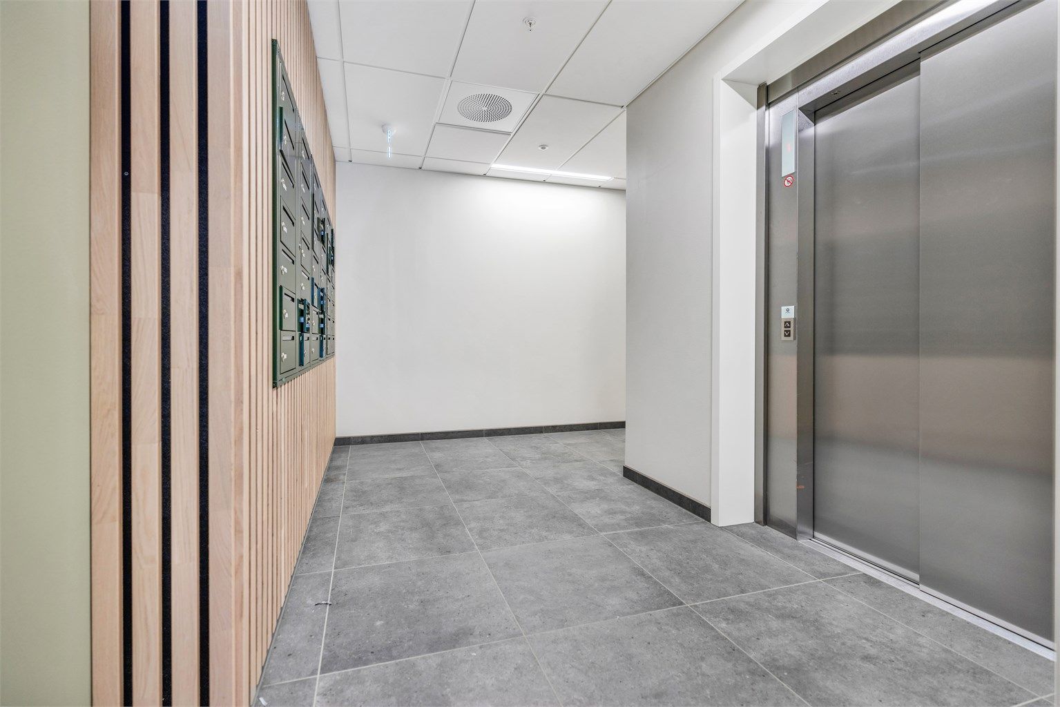 Heis i bygget som går til alle etasjer. Boligen har enerett til bruk av 1 sportsbod på 5 m²