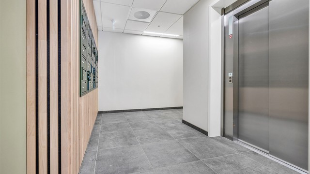 Heis i bygget som går til alle etasjer. Boligen har enerett til bruk av 1 sportsbod på 5 m²