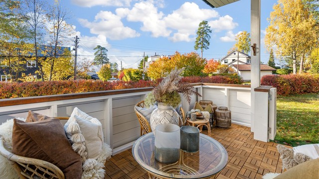 Terrassen har tremmegulv og god plass til en hyggelig sittegruppe.
Foto: Løvås Foto