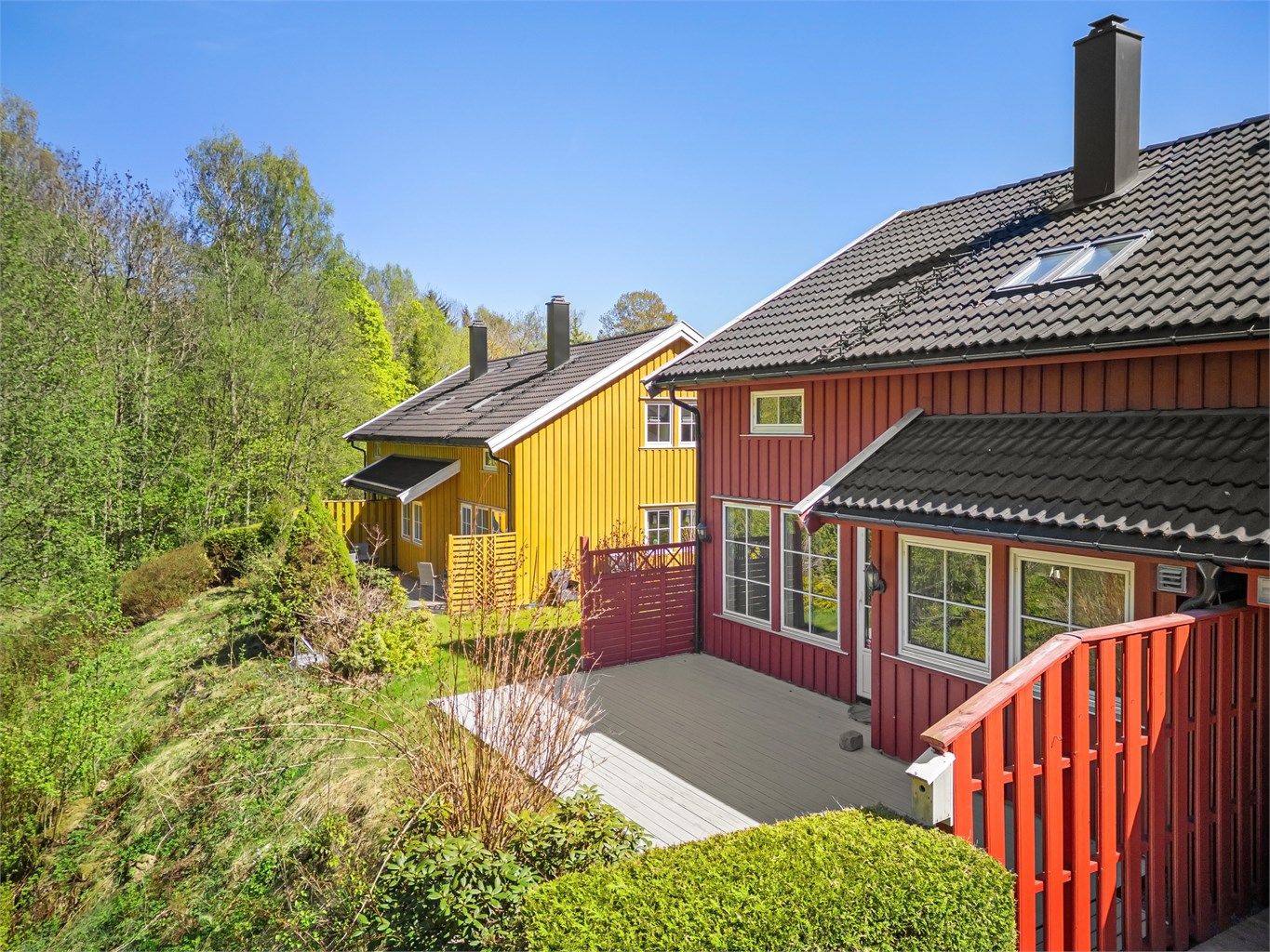 Boligen har to store plattinger i trekonstruksjon, en med utgang fra stuen og en fra entréen.