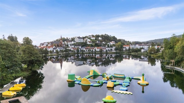 Tjenna er en kort spasertur unna leiligheten, her er det sandstrand og badepark i sommersesong.
