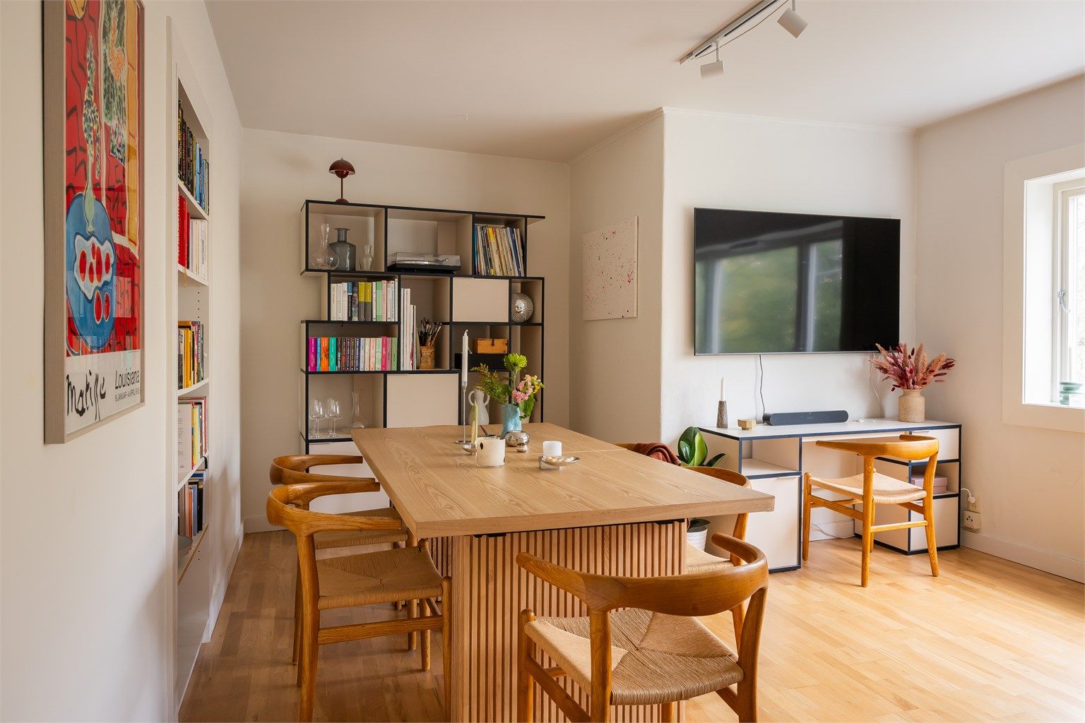 Leiligheten ligger i 3. etasje og består av en entré, stue, kjøkken, bad og soverom med utgang til en koselig liten balkong.