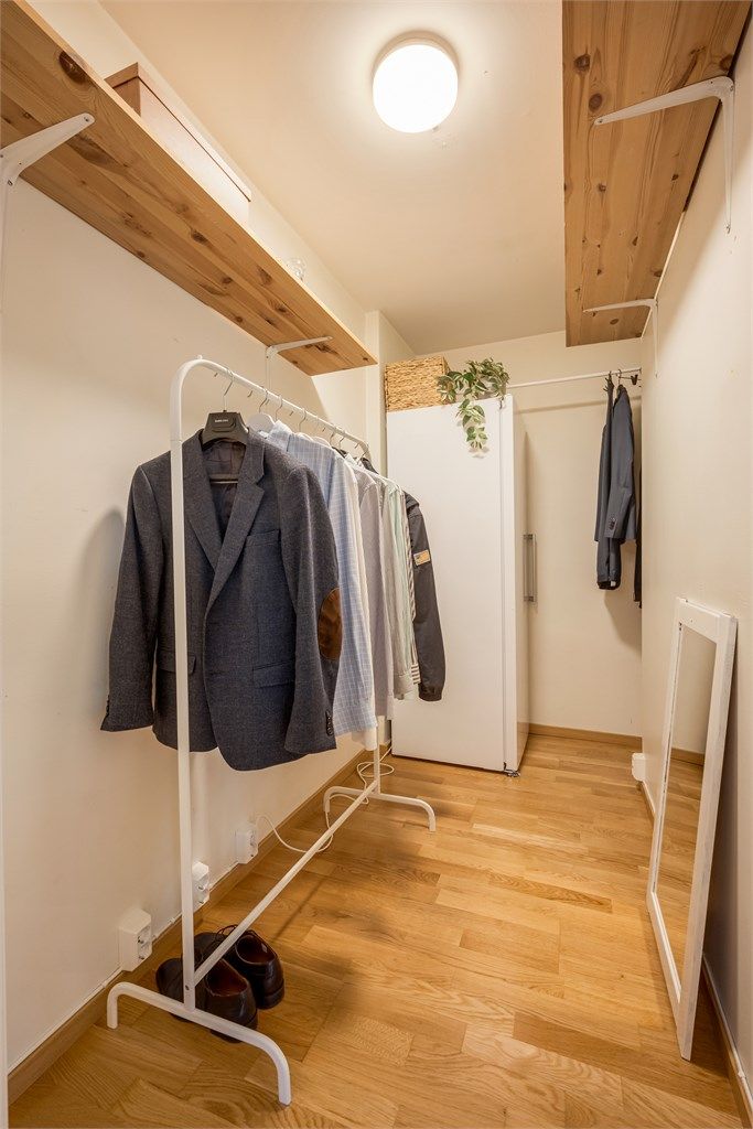 I tilknytning til stuen ligger et eget omkledningsrom som gir gode oppbevaringsmuligheter. Det er avvik fra godkjente byggetegninger hvor garderoben opprinnelig er byggemeldt som bod. Rommet er ikke godkjent for varig opphold. Se punkt om ferdigattest for