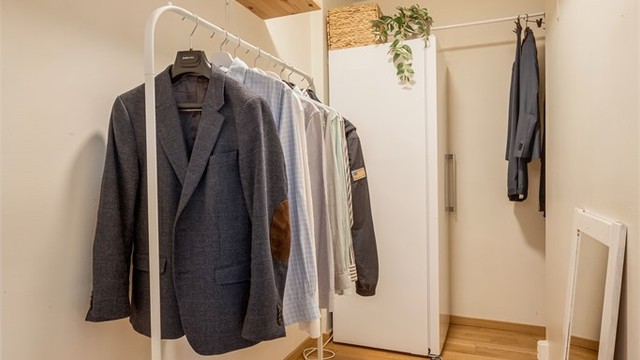 I tilknytning til stuen ligger et eget omkledningsrom som gir gode oppbevaringsmuligheter. Det er avvik fra godkjente byggetegninger hvor garderoben opprinnelig er byggemeldt som bod. Rommet er ikke godkjent for varig opphold. Se punkt om ferdigattest for