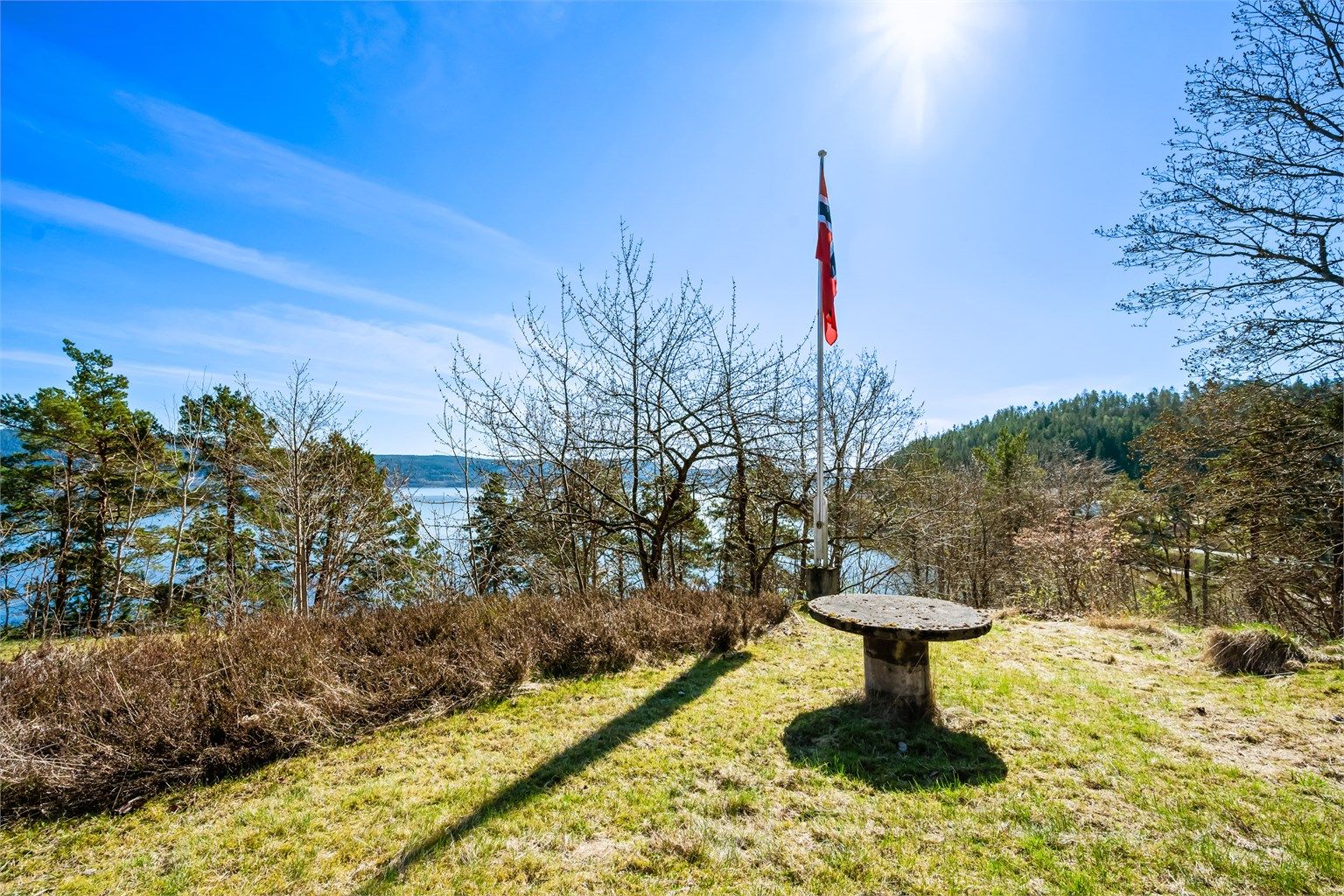 Den store naturtomten er omkranset av skogsarealer og gir en følelse av å være helt for seg selv.