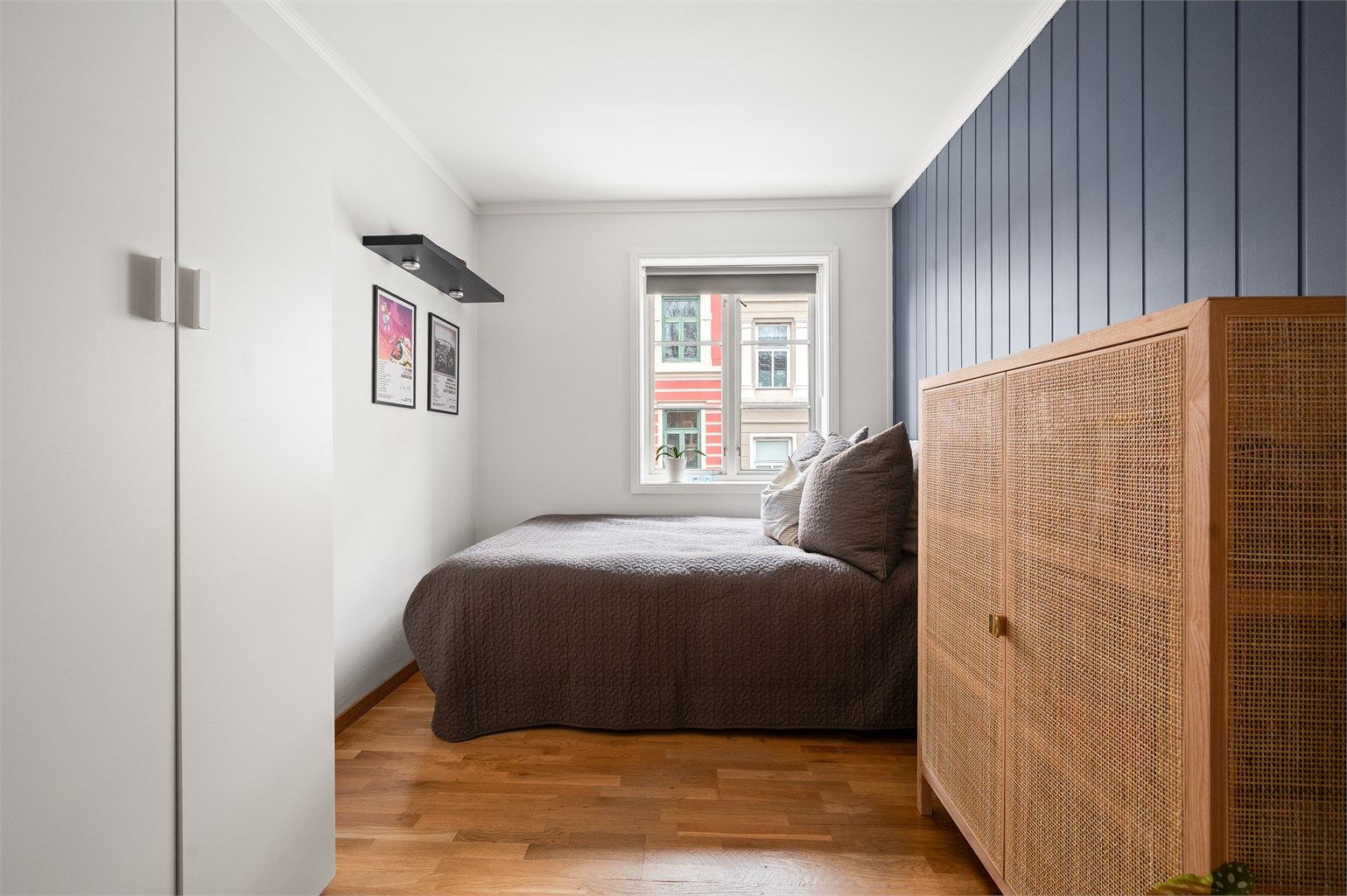 God plass her også - med dobbeltseng og tilhørende garderobeløsning. Her vender soverommet ut mot den stille gaten utenfor. 