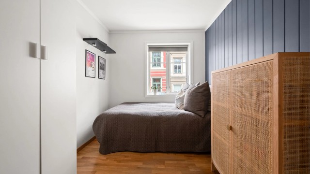 God plass her også - med dobbeltseng og tilhørende garderobeløsning. Her vender soverommet ut mot den stille gaten utenfor.