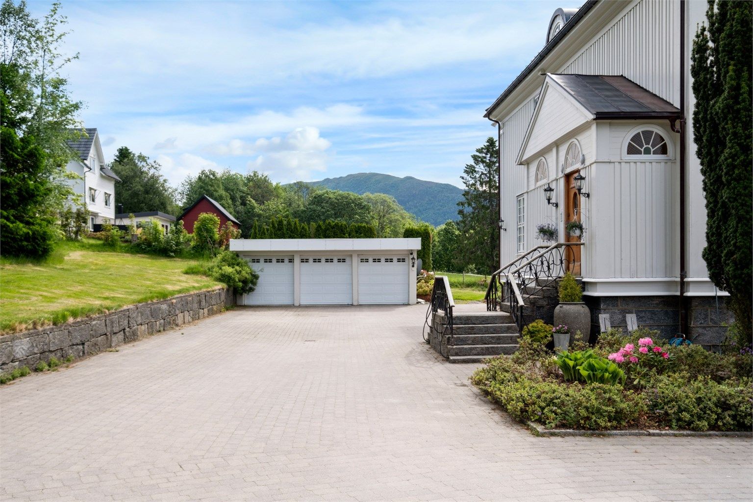 Den store gårdsplassen gir rikelig med biloppstillingsplasser i tillegg til garasjen