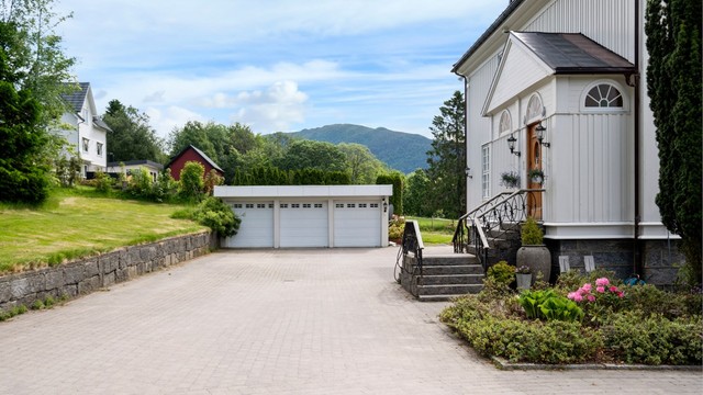 Den store gårdsplassen gir rikelig med biloppstillingsplasser i tillegg til garasjen