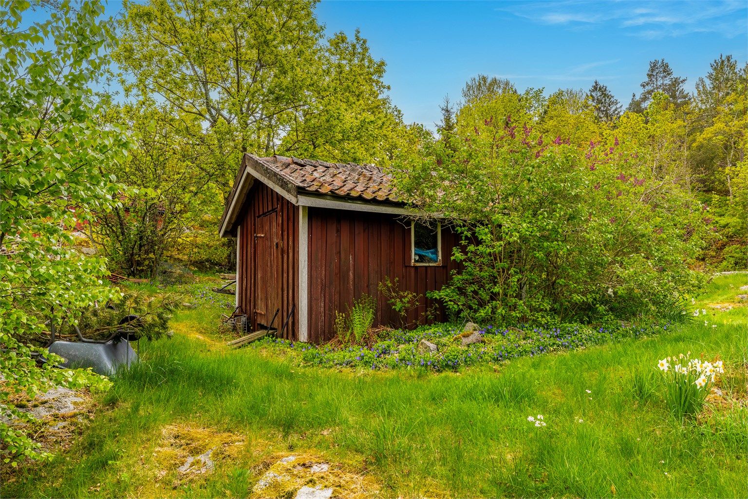 På sletta nedenfor bebyggelsen er det oppført et gammelt uthus.