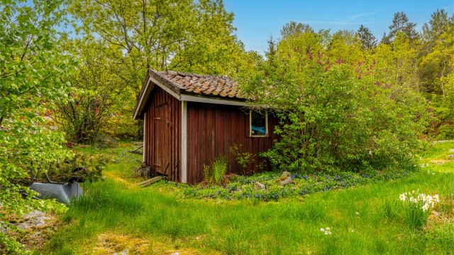 På sletta nedenfor bebyggelsen er det oppført et gammelt uthus.