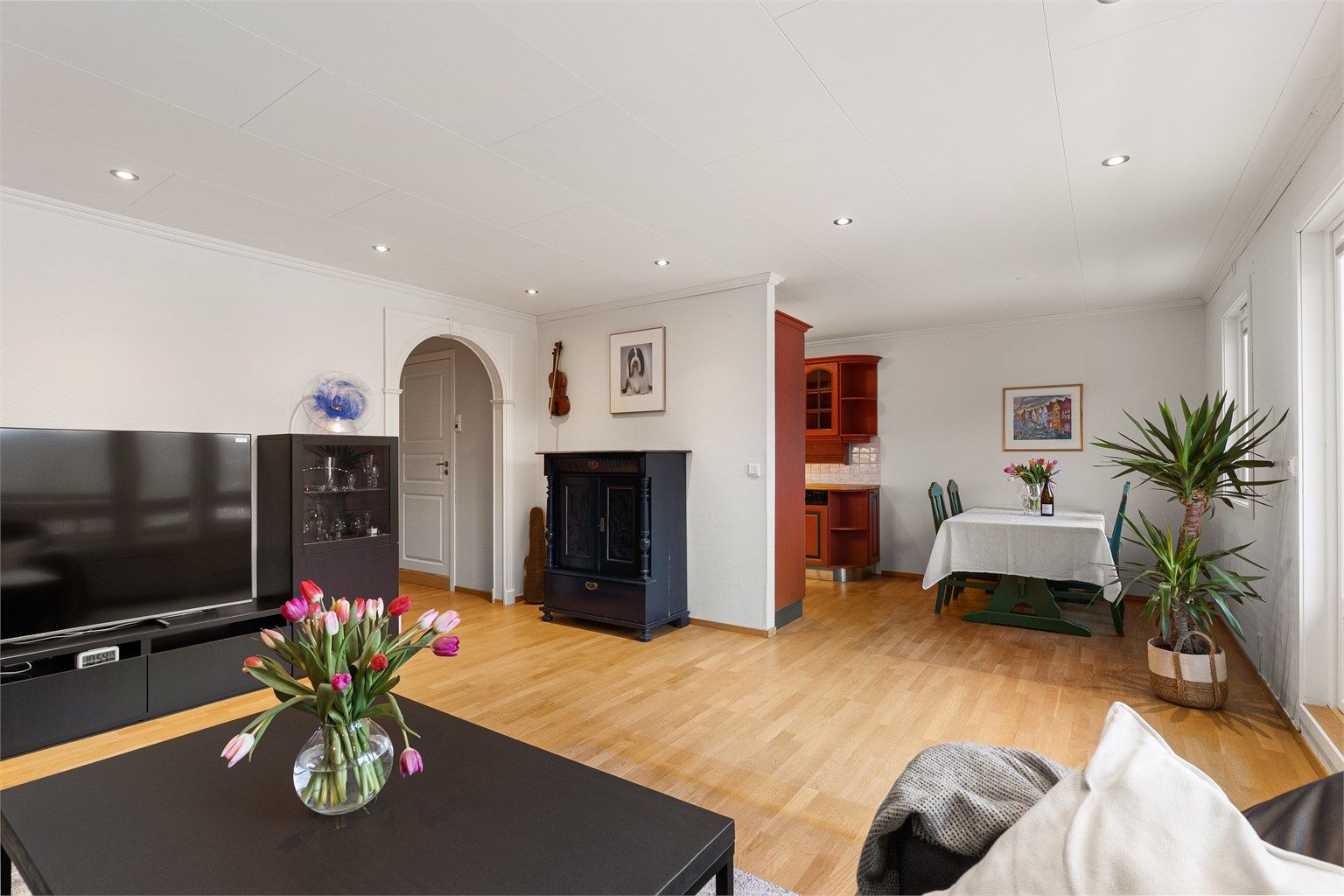 Romslig stue med delvis åpen kjøkkenløsning