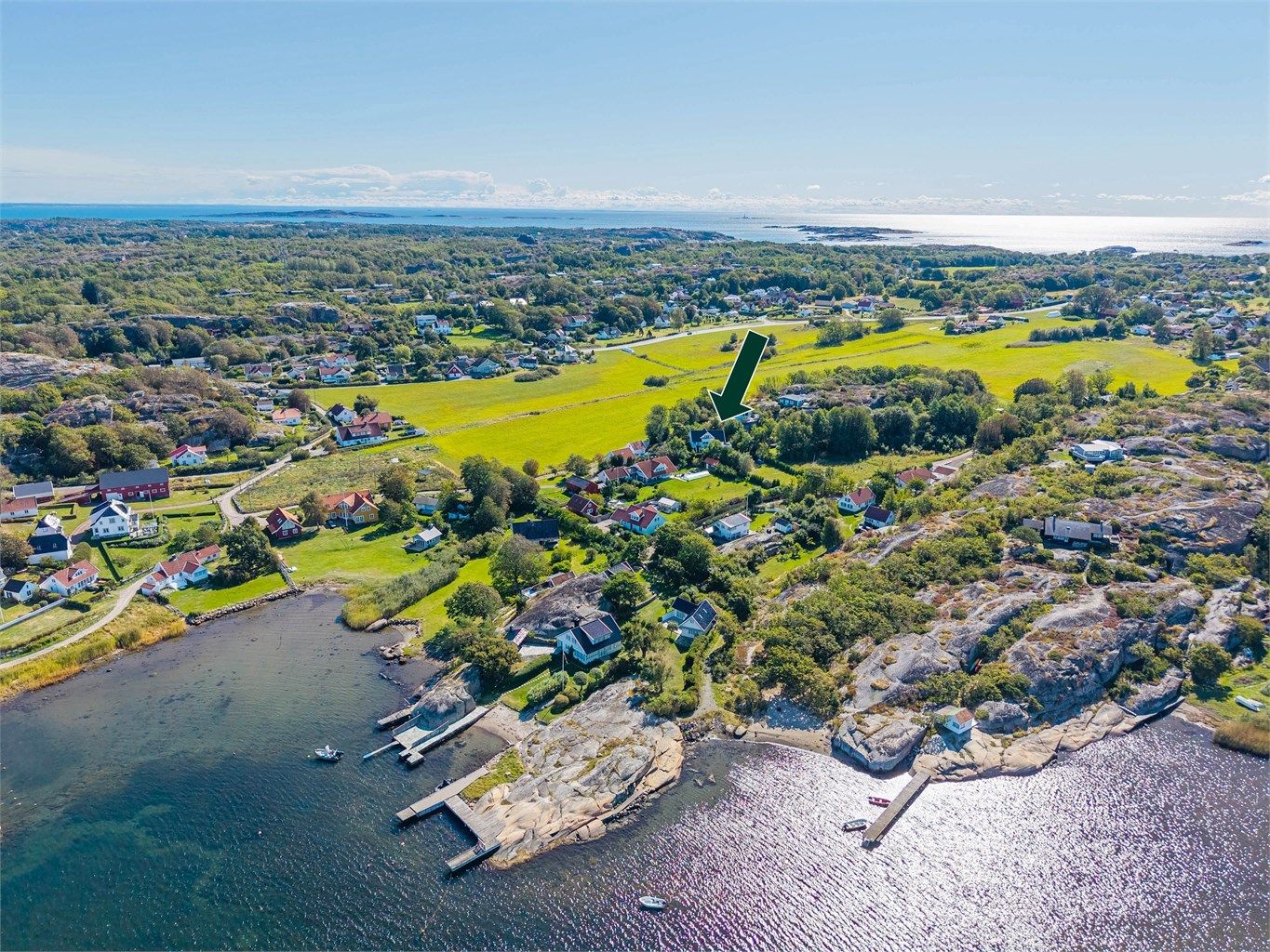 Denne fantastiske eiendommen ligger vestvendt, solrikt og idyllisk til på vakre Treidene. Her er det kun en kort rusletur på ca. 150 ned til sjø, brygge og strand