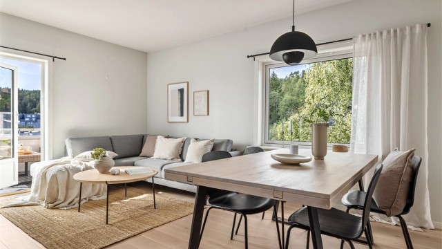 Boligen ble pusset opp i 2017 med nytt kjøkken, ny 1-stavs eikeparkett og overflatene ble malt i lyse farger