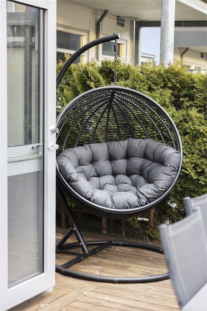 Videre ut, kommer man til en usjenert terrasse, pent innrammet med hekk