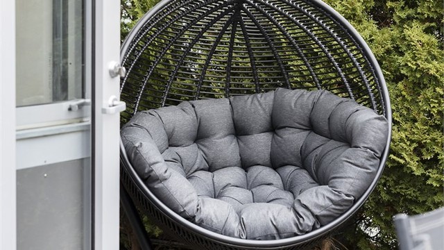 Videre ut, kommer man til en usjenert terrasse, pent innrammet med hekk