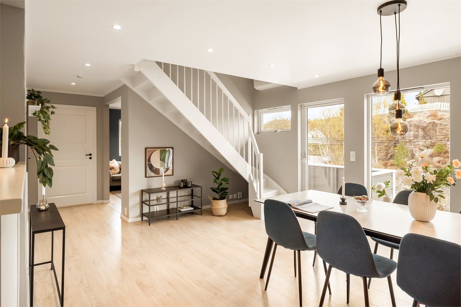 En innholdsrik og familievennlig leilighet over to plan med gjennomgående god standard og praktisk.