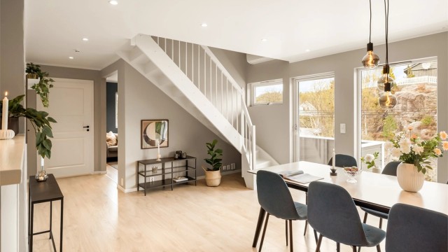 En innholdsrik og familievennlig leilighet over to plan med gjennomgående god standard og praktisk.